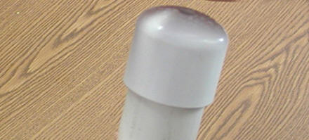 Fate un foro da 8 mm in centro al coperchio ed inseritelo su una delle estremit del tubo in PVC.